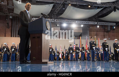 Virginia, USA. 4. Januar 2017. US-Präsident Barack Obama spricht bei seiner Streitkräfte volle Ehre Review Abschiedszeremonie auf Joint Base Myers-Henderson Hall, in Virginia, uns, 4. Januar 2017. Die fünf Klammern des Militärs geehrt die Präsidenten und Vizepräsidenten für ihren Dienst wie sie ihre letzte Amtszeit im Amt schließen. Foto: Kevin Dietsch / Pool über CNP/Dpa/Alamy Live News Stockfoto