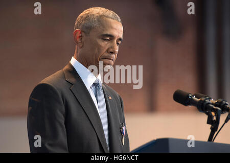 Virginia, USA. 4. Januar 2017. US-Präsident Barack Obama spricht bei seiner Streitkräfte volle Ehre Review Abschiedszeremonie auf Joint Base Myers-Henderson Hall, in Virginia, uns, 4. Januar 2017. Die fünf Klammern des Militärs geehrt die Präsidenten und Vizepräsidenten für ihren Dienst wie sie ihre letzte Amtszeit im Amt schließen. Foto: Kevin Dietsch / Pool über CNP/Dpa/Alamy Live News Stockfoto