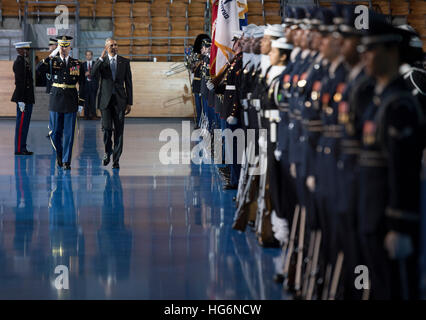 Virginia, USA. 4. Januar 2017. US-Präsident Barack Obama ist von Armee Oberst Jason T Garkey begleitet, wie er der Streitkräfte Ehrengarde während seiner Streitkräfte volle Ehre Review Abschiedszeremonie auf Joint Base Myers-Henderson Hall, in Virginia, uns, 4. Januar 2017 inspiziert. Die fünf Klammern des Militärs geehrt die Präsidenten und Vizepräsidenten für ihren Dienst wie sie ihre letzte Amtszeit im Amt schließen. Foto: Kevin Dietsch / Pool über CNP/Dpa/Alamy Live News Stockfoto