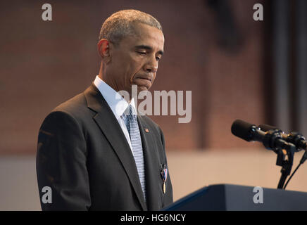 Virginia, USA. 4. Januar 2017. US-Präsident Barack Obama spricht bei seiner Streitkräfte volle Ehre Review Abschiedszeremonie auf Joint Base Myers-Henderson Hall, in Virginia, uns, 4. Januar 2017. Die fünf Klammern des Militärs geehrt die Präsidenten und Vizepräsidenten für ihren Dienst wie sie ihre letzte Amtszeit im Amt schließen. Foto: Kevin Dietsch / Pool über CNP/Dpa/Alamy Live News Stockfoto