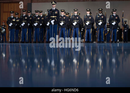 Virginia, USA. 4. Januar 2017. Eine Armee Ehrengarde steht für US-Präsident Barack Obama Streitkräfte volle Ehre Beitrag Abschiedszeremonie in Joint Base Myers-Henderson Hall, in Virginia, uns, 4. Januar 2017. Die fünf Klammern des Militärs geehrt die Präsidenten und Vizepräsidenten für ihren Dienst wie sie ihre letzte Amtszeit im Amt schließen. Foto: Kevin Dietsch / Pool über CNP/Dpa/Alamy Live News Stockfoto