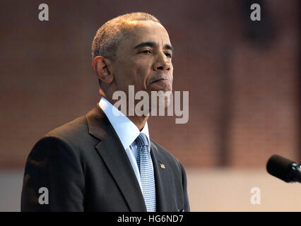 Virginia, USA. 4. Januar 2017. US-Präsident Barack Obama spricht bei seiner Streitkräfte volle Ehre Review Abschiedszeremonie auf Joint Base Myers-Henderson Hall, in Virginia, uns, 4. Januar 2017. Die fünf Klammern des Militärs geehrt die Präsidenten und Vizepräsidenten für ihren Dienst wie sie ihre letzte Amtszeit im Amt schließen. Foto: Kevin Dietsch / Pool über CNP/Dpa/Alamy Live News Stockfoto