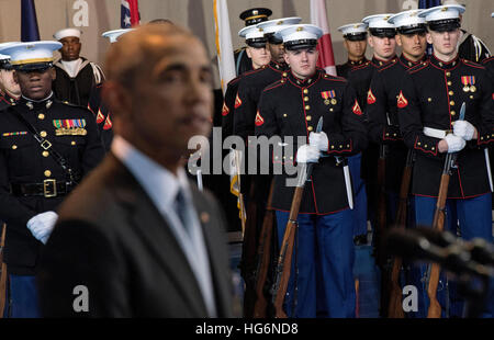 Virginia, USA. 4. Januar 2017. US-Präsident Barack Obama spricht bei seiner Streitkräfte volle Ehre Review Abschiedszeremonie auf Joint Base Myers-Henderson Hall, in Virginia, uns, 4. Januar 2017. Die fünf Klammern des Militärs geehrt die Präsidenten und Vizepräsidenten für ihren Dienst wie sie ihre letzte Amtszeit im Amt schließen. Foto: Kevin Dietsch / Pool über CNP/Dpa/Alamy Live News Stockfoto