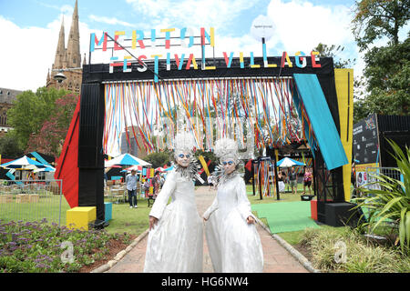 Sydney, Australien. 6. Januar 2017. Das Meriton Festival Village im Hyde Park öffnet sich am 6. Januar und läuft mehr als 21 Nächte für die gesamte Dauer der Sydney Festival. Im Bild: Spanische Haar Skulpturen Pulsipher. Bildnachweis: © Richard Milnes/Alamy Live-Nachrichten Stockfoto