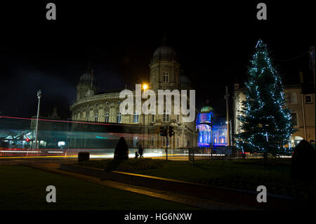 Eröffnungsfeier in Hull City Kultur 2017 mit einem hellen Display projiziert Hull City Hall und Hull Maritime Museum Stockfoto