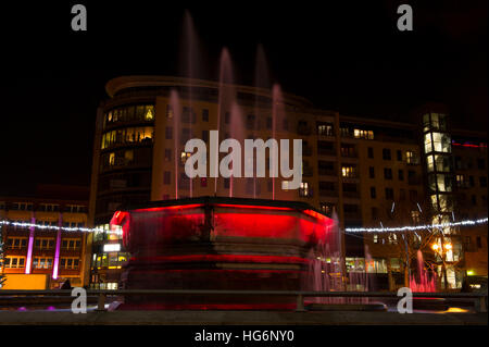 Die Brunnen in der Nacht außerhalb der BBC Gebäude in Queens Gardens, Hull, Stadt der Kultur 2017 Stockfoto