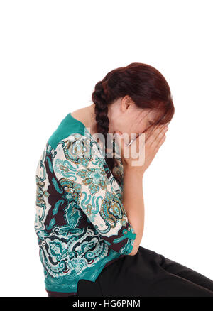 Eine Frau mittleren Alters sitzen und halten ihre Hände über ihr Gesicht und schrie: für weißen Hintergrund isoliert. Stockfoto