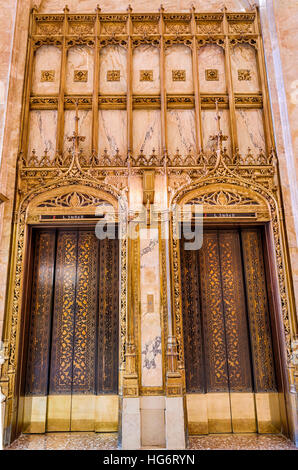 Cartier-Aufzugtüren in der Lobby des denkmalgeschützten Woolworth Building in New York Stockfoto