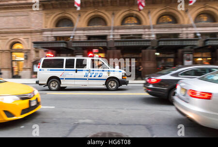 Bewegungsaufnahme ein NYPD Polizei Auto van Reaktion auf einen Notfall außerhalb der Carnegie Hall mit Sirenen und Blitzleuchten Stockfoto