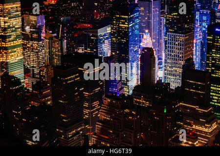 Lower Manhattan bei Nacht gesehen vom Empire State Building in New York City, USA Stockfoto