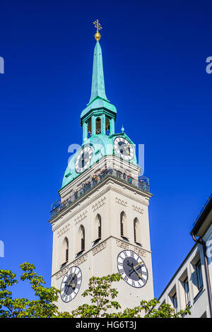 St.-Petri Kirche ist eine römisch-katholische Kirche in der Innenstadt von München, Süddeutschland. Es ist auch die älteste Kirche im Stadtteil. Stockfoto