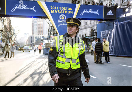 Patriots Day ist eine 2016 US-amerikanischer Thriller-Drama Film unter der Regie von Peter Berg und geschrieben von Berg, Matt Cook und Joshua Zetumer, basierend auf dem Buch Boston Strong von Casey Sherman und Dave Wedge. Mark Wahlberg, J. K. Simmons, John Goodman, Kevin Bacon und Michelle Monaghan in den Hauptrollen.  Dieses Foto ist nur zu redaktionellen Zwecken und unterliegen dem Copyright von der Filmgesellschaft und/oder der Fotograf von dem Film oder der Firma zugeordnet und kann nur durch Veröffentlichungen im Zusammenhang mit der Förderung der oben genannten Film reproduziert werden. Eine obligatorische Gutschrift auf die Filmgesellschaft ist erforderlich. Das Foto Stockfoto