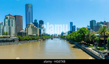 Yarra River mit Blick auf Southbank und CBD bei sonnigem Wetter Stockfoto