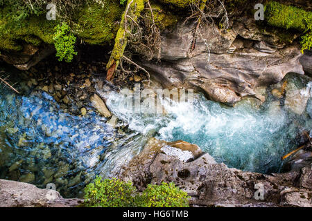 Als Johnston Creek Bow River nähert, es fließt durch eine große Schlucht, die durch Erosion gebildet über Jahrtausende hinweg. Stockfoto