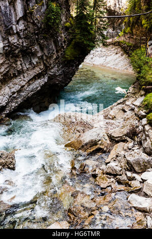 Johnston Creek hat seinen Ursprung nördlich von Schloss Berg in einem Urstromtal südwestlich von Badger Pass und südlich von Pulsatilla Pass, auf einer Höhe von 2.500 Stockfoto