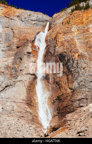 Gespeisten Wasserfälle ist ein Wasserfall befindet sich im Yoho-Nationalpark, British Columbia in Kanada. Der höchste Punkt liegt 302m von ihrer Basis, so dass es der 45. Stockfoto