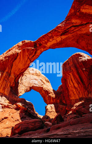 Doppelbogen ist ein Vogelschutznetz paar natürliche Bögen, eines der bekannteren Merkmale des Arches National Park in Utah, USA. Stockfoto