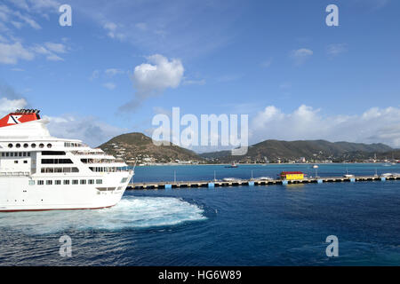 Das Luxus-Kreuzfahrtschiff MS Braemar verlassen Hafen von St. Maarten. Stockfoto