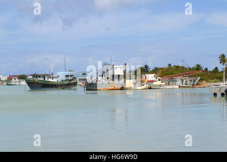 Angelboote/Fischerboote am dock in St. Johns, Antigua, Karibik. Stockfoto