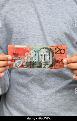 Nahaufnahme von Hand mit $20 australische Dollar-Banknote Stockfoto