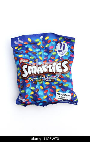 Nestlé Smarties auf weißen Hintergrund isoliert Stockfoto