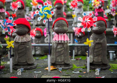 Jizo Statuen von ungeborenen Kindern im Shiba Park in Tokio Stockfoto