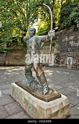 Die Statue von Robin Hood, steht unter Nottingham Castle in Nottinghamshire UK, in der Nähe von der Reise nach Jerusalem Stockfoto