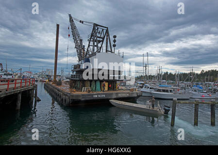 Rammarbeiten Kran HM Tacoma schwimmende Trümmer Lastkahn arbeiten im Hafen von französischen Creek, Vancouver Island, BC. Kanada. SCO 11.333. Stockfoto