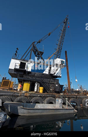 Rammarbeiten Kran HM Tacoma schwimmende Trümmer Lastkahn arbeiten im Hafen von französischen Creek, Vancouver Island, BC. Kanada. SCO 11.334. Stockfoto