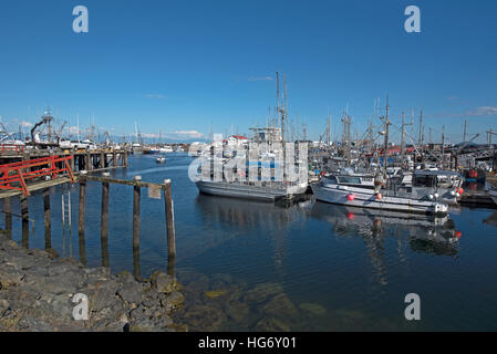 Angeln Boot Wasserspiegelungen im Hafen von französischer Nebenfluß auf Vancouver Island, BC Kanada.  SCO 11.335. Stockfoto