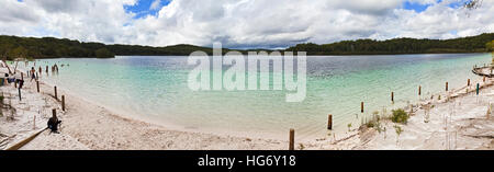 Panorama der einzigartigen unberührten See Lake MacKenzie auf Fraser Island in Queensland, Australien. White Sand Strand und kristallklarem Wasser zum Horizont auf einem sunn Stockfoto