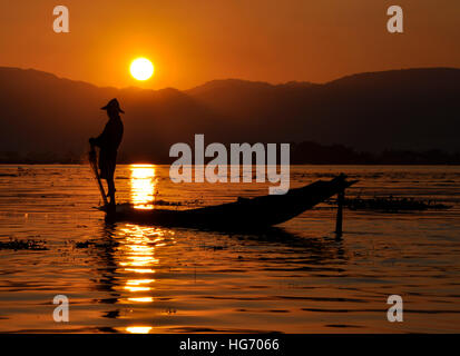 Silhouette eines Fischers in den Sonnenuntergang am Inle-See in Birma Stockfoto