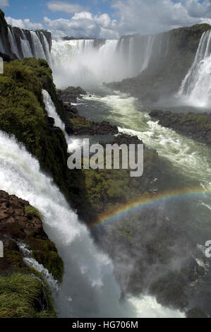 Regenbogen in der Gischt in Iguazu, größten Wasserfall der Welt Stockfoto