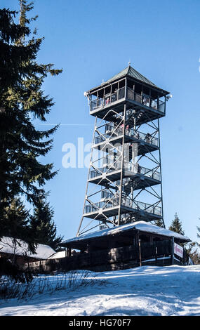 Aussichtsturm auf dem Velka Cantoryje Hill in Slezske Beskydy Bergen auf der tschechisch-polnischen Grenze bei Wintertag mit klarem Himmel Stockfoto