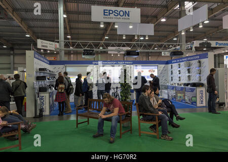 Menschen besuchen Epson, japanische Elektronikkonzern, einer der weltweit größten Hersteller von Computer-Drucker-Stand. Stockfoto