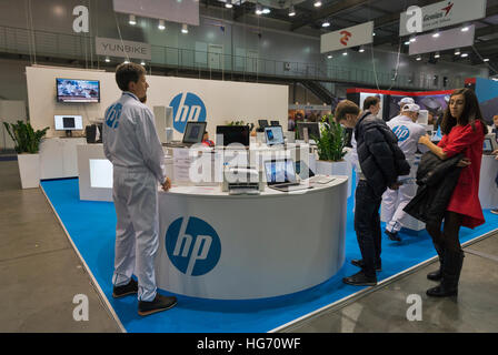 Menschen besuchen Hewlett-Packard, amerikanische multinationale Technologie Unternehmen Infostand am CEE-2016. Stockfoto