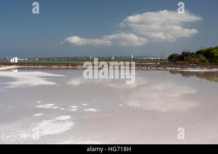 Ansicht der Saline von Formentera mit Spiegelung des Himmels auf dem Wasser Stockfoto