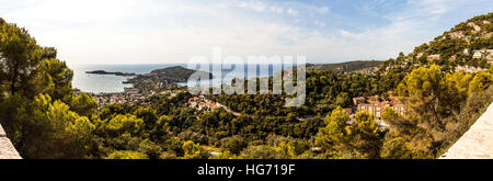 Saint-Jean-Cap-Ferrat Panorama mit Meer, Stadt, Berge, Wald am Cote d ' Azur, Frankreich Stockfoto