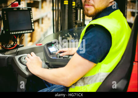 Mann Ausstellungsgeräte beschäftigt arbeiten Logistik Lager Treiberspeicher Stockfoto