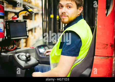 Mann Ausstellungsgeräte beschäftigt arbeiten Logistik Lager Treiberspeicher Stockfoto