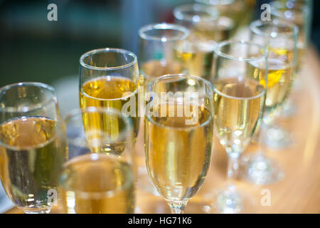 Glas Sekt auf den weißen Tisch. Buffet Stockfoto