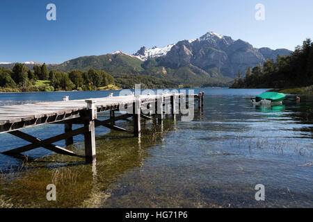 Pier und Anden Berge auf Llao Llao, Bariloche, Nahuel Huapi Nationalpark, den Lake District, Lago Perito Moreno, Argentinien Stockfoto