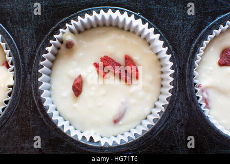 Rohe Muffins Gebäck in Runde Pappbecher Stockfoto