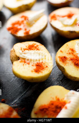 Rohe Kartoffel mit Butter und gemahlener roter Pfeffer Stockfoto