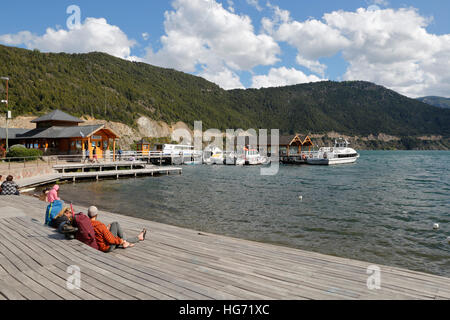 Pier am See Lacar, San Martín de Los Andes, die sieben Seen fahren, Nahuel Huapi Nationalpark, den Lake District, Argentinien Stockfoto