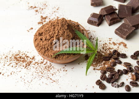 Kakao in einer Schüssel mit Schokoladenstückchen und Marihuanablatt Stockfoto