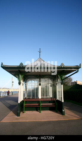Ein altes viktorianisches Schutzhaus an der Southport Promenade, Southport, Merseyside, England, Europa Stockfoto