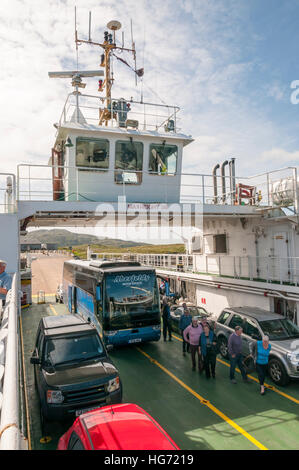 Der CalMac ferry vor dem verlassen für Eriskay MV Loch Alainn in Barra. Stockfoto