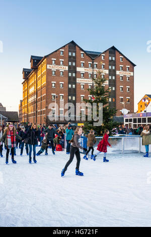 Eine temporäre saisonale Open-Air-Eisbahn für Weihnachten und Neujahr in Gloucester Quays, Gloucestershire UK Stockfoto