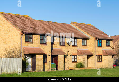 Moderne Reihenhäuser aus rote Backstein befindet sich im Süden von England, UK. Stockfoto